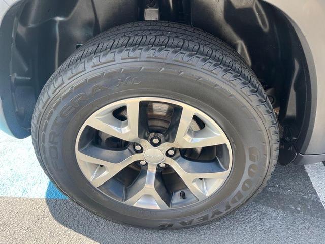 Photo of 2017 Diamond Black Jeep Cherokee