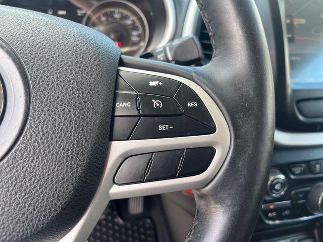 Photo of 2017 Diamond Black Jeep Cherokee