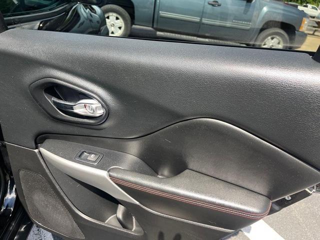 Photo of 2017 Diamond Black Jeep Cherokee