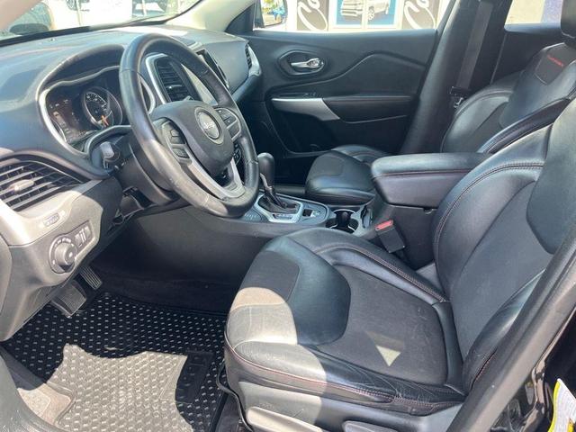 Photo of 2017 Diamond Black Jeep Cherokee