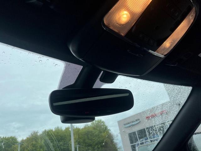 Photo of 2017 Bright White Clearcoat Jeep Grand Cherokee