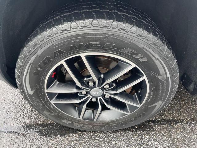 Photo of 2017 Bright White Clearcoat Jeep Grand Cherokee