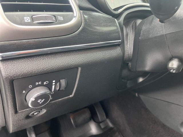 Photo of 2017 Bright White Clearcoat Jeep Grand Cherokee