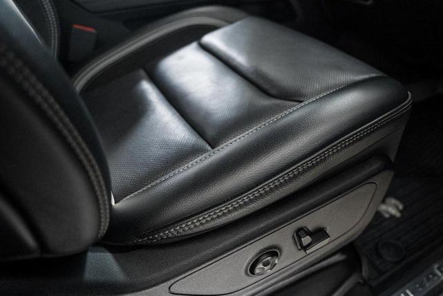 Photo of 2021 Diamond Black Crystal Pearlcoat RAM 1500