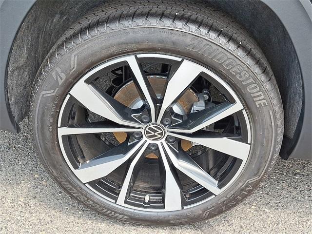 Photo of 2025 Pure Gray Volkswagen Atlas Cross Sport