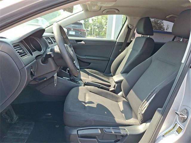 Photo of 2015 Reflex Silver Metallic Volkswagen Jetta