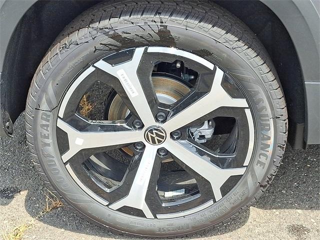 Photo of 2025 Platinum Gray Metallic Volkswagen Taos