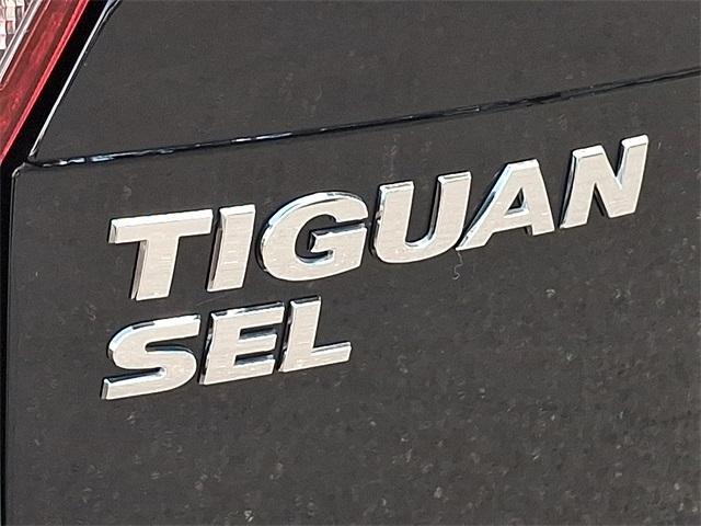 Photo of 2019 Deep Black Pearl Effect Volkswagen Tiguan