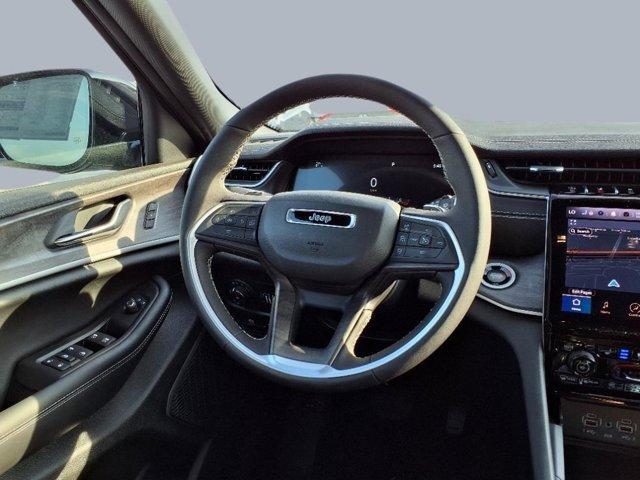 Photo of 2025 Diamond Black Jeep Grand Cherokee L