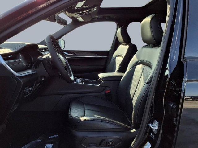 Photo of 2025 Diamond Black Jeep Grand Cherokee L