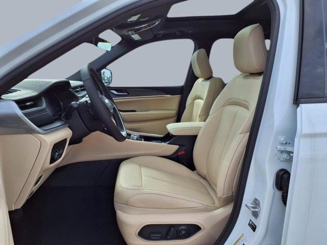 Photo of 2025 Bright White Clearcoat Jeep Grand Cherokee L