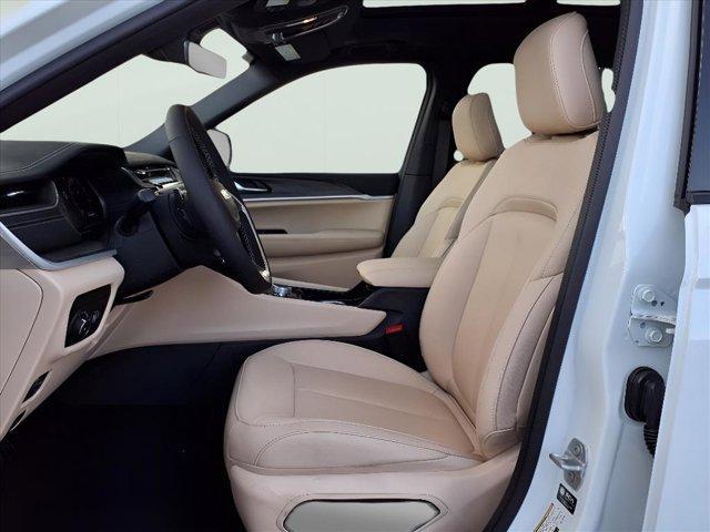 Photo of 2025 Bright White Clearcoat Jeep Grand Cherokee L