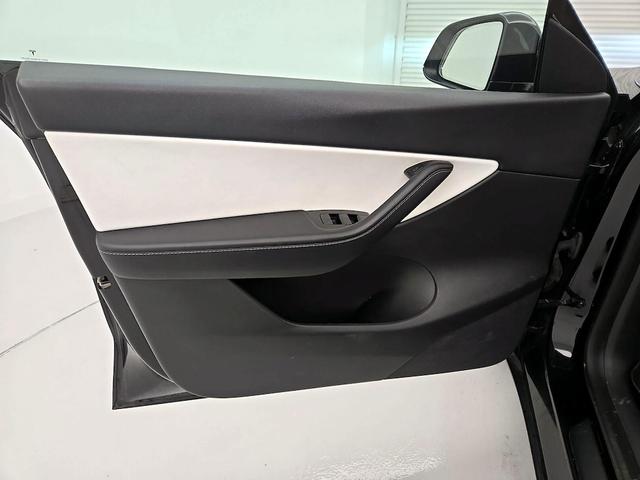 Photo of 2021 Gray Tesla Model Y