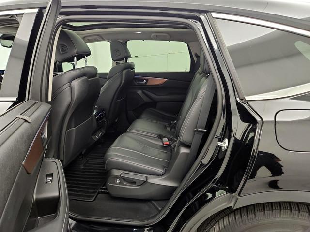 Photo of 2022 Black Acura MDX
