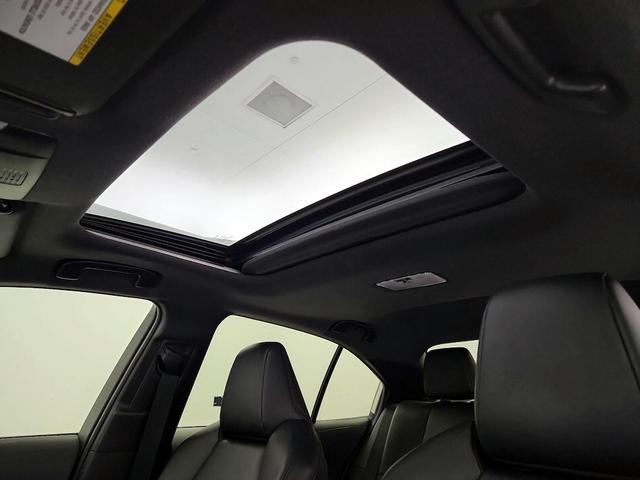 Photo of 2021 White Toyota Corolla