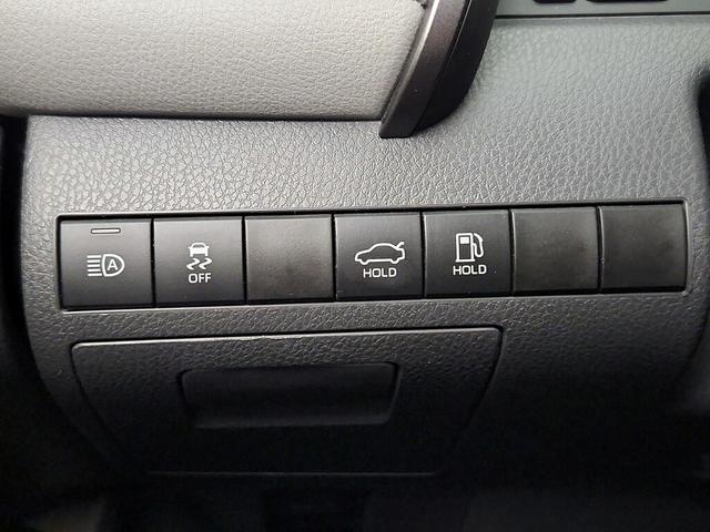 Photo of 2022 White Toyota Camry Hybrid