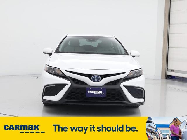 Photo of 2022 White Toyota Camry Hybrid