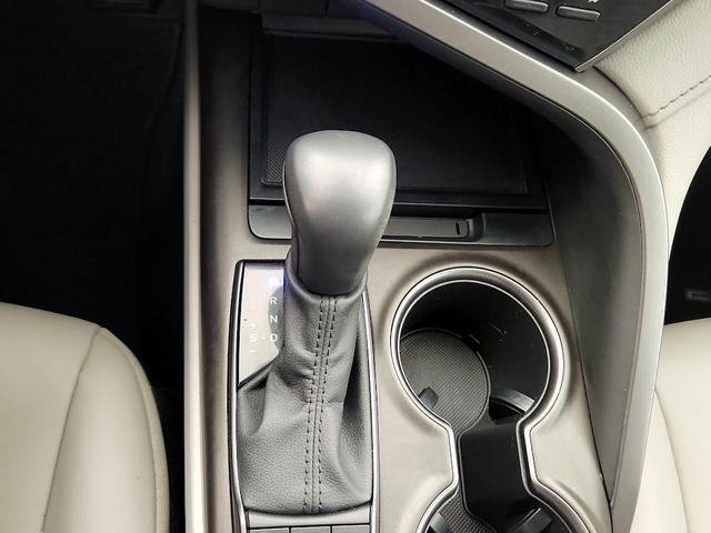 Photo of 2022 White Toyota Camry Hybrid