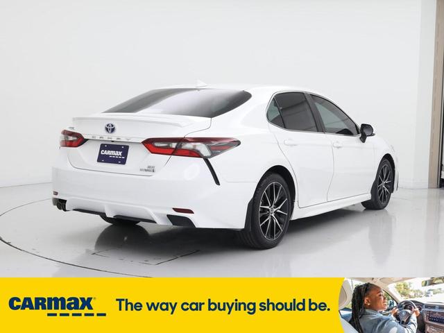 Photo of 2022 White Toyota Camry Hybrid