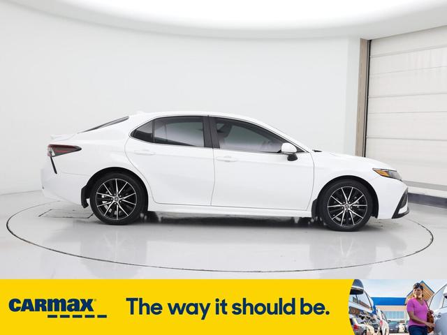 Photo of 2022 White Toyota Camry Hybrid
