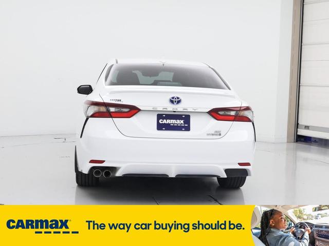 Photo of 2022 White Toyota Camry Hybrid