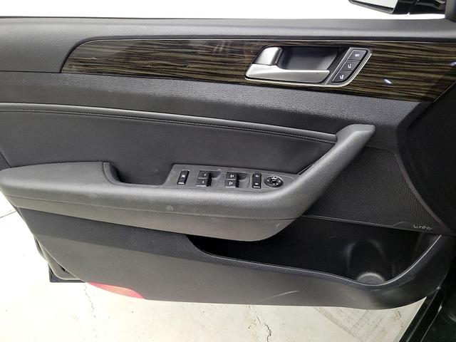 Photo of 2016 Black Hyundai SONATA