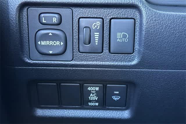 Photo of 2022 White Toyota 4Runner