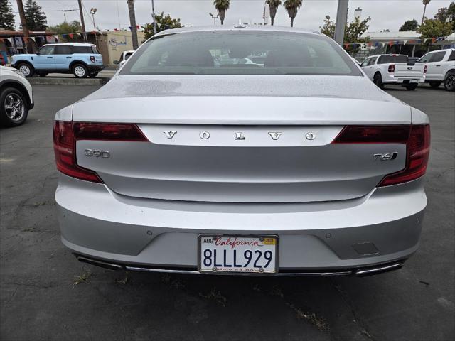 Photo of 2018 Bright Silver Metallic Volvo S90