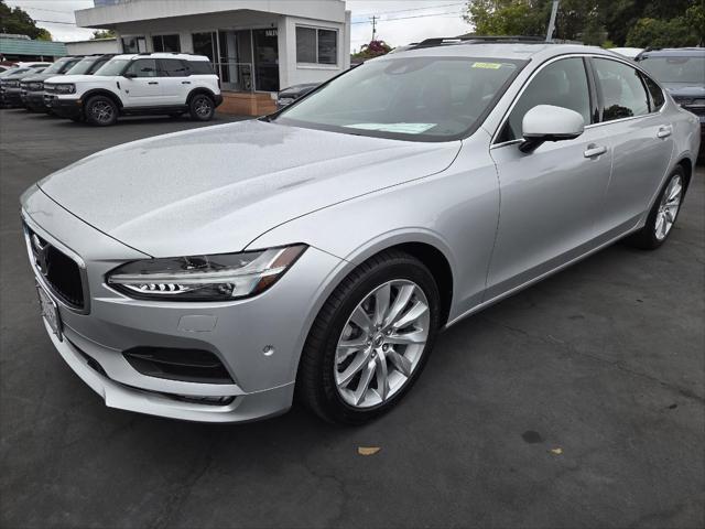 Photo of 2018 Bright Silver Metallic Volvo S90