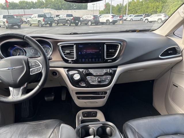 Photo of 2017 Bright White Clearcoat Chrysler Pacifica