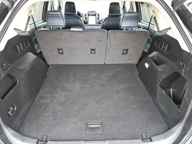 Photo of 2022 Black Metallic Ford Edge