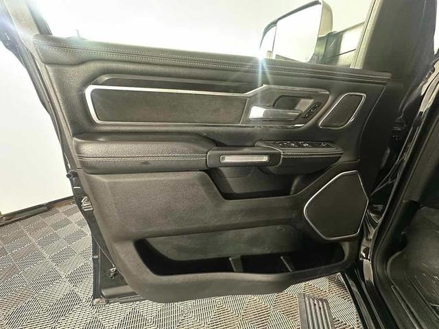 Photo of 2019 Diamond Black Crystal Pearlcoat RAM 1500