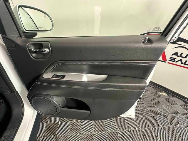 Photo of 2017 Bright White Clearcoat Jeep Compass