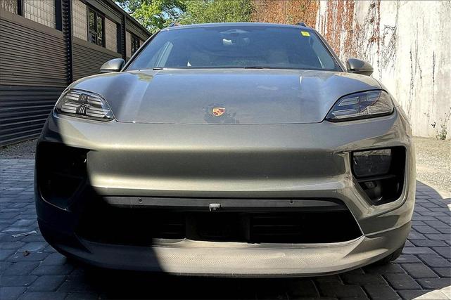 Photo of 2024 Aventurine Green Metallic Porsche Macan