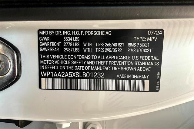 Photo of 2025 Carrara White Metallic Porsche Macan