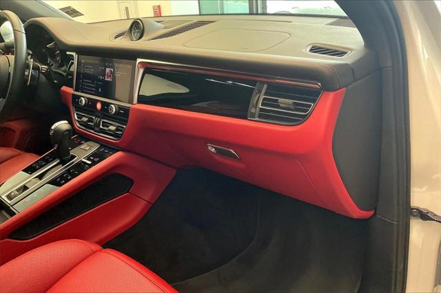 Photo of 2025 Carrara White Metallic Porsche Macan