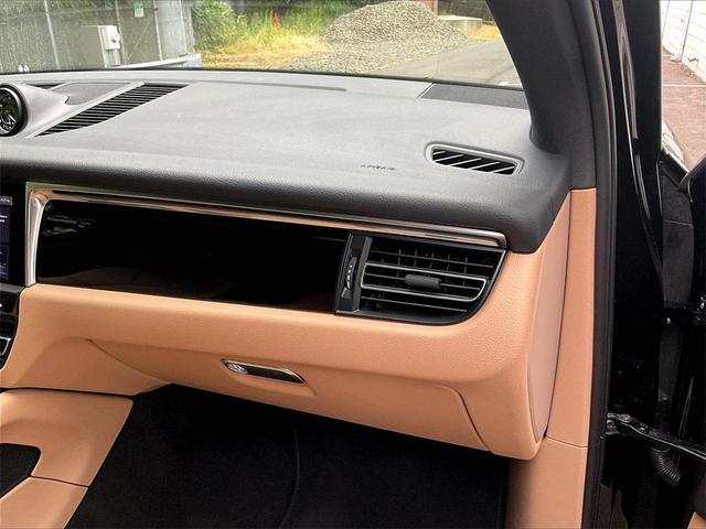 Photo of 2022 Black Porsche Macan