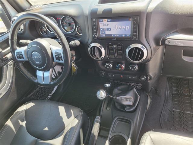 Photo of 2015 Bright White Clearcoat Jeep Wrangler Unlimited