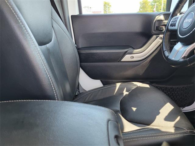 Photo of 2015 Bright White Clearcoat Jeep Wrangler Unlimited