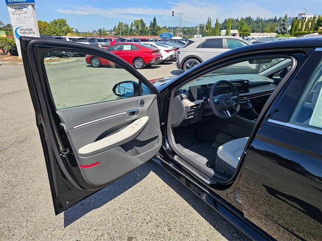 Photo of 2025 Abyss Black Hyundai SONATA Hybrid