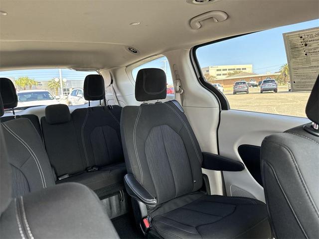 Photo of 2023 Silver Mist Clearcoat Chrysler Voyager