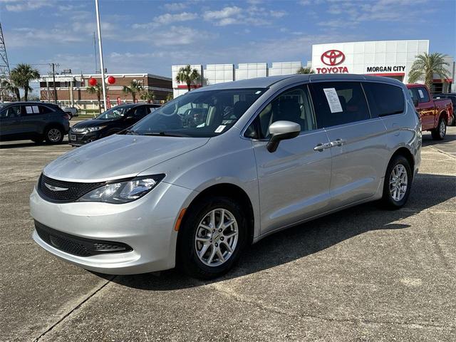 Photo of 2023 Silver Mist Clearcoat Chrysler Voyager