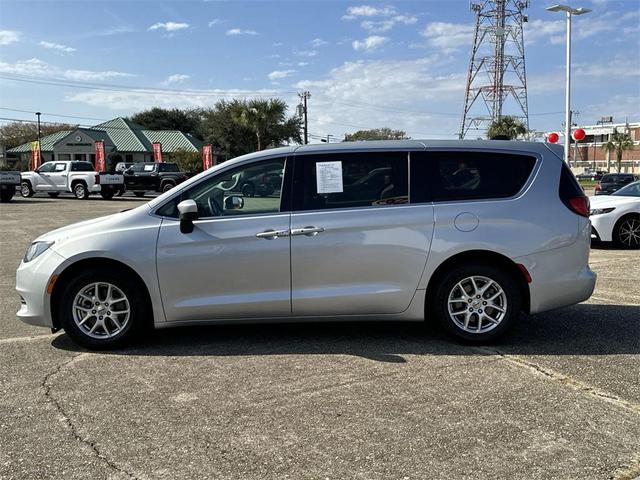 Photo of 2023 Silver Mist Clearcoat Chrysler Voyager