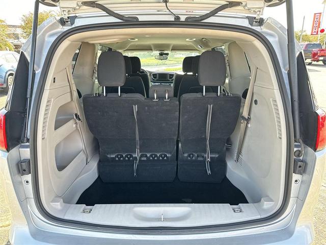 Photo of 2023 Silver Mist Clearcoat Chrysler Voyager