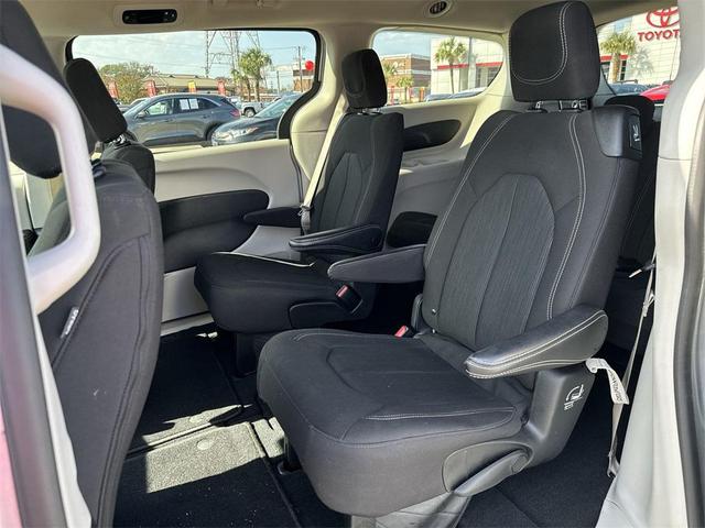 Photo of 2023 Silver Mist Clearcoat Chrysler Voyager