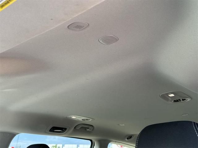 Photo of 2023 Silver Mist Clearcoat Chrysler Voyager