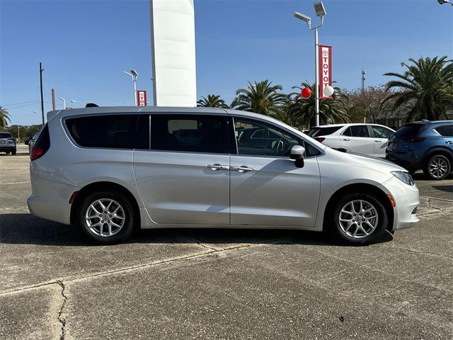 Photo of 2023 Silver Mist Clearcoat Chrysler Voyager