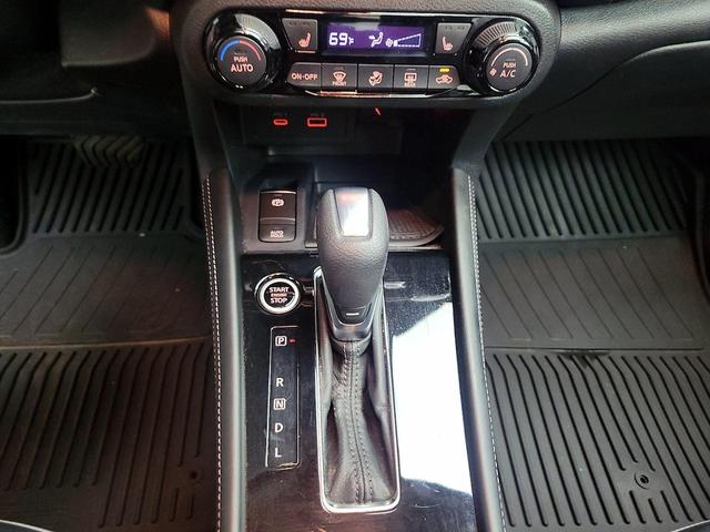 Photo of 2022 White Nissan Kicks
