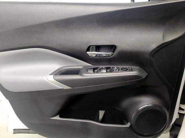 Photo of 2022 White Nissan Kicks