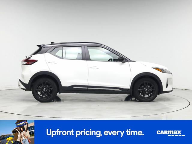 Photo of 2022 White Nissan Kicks
